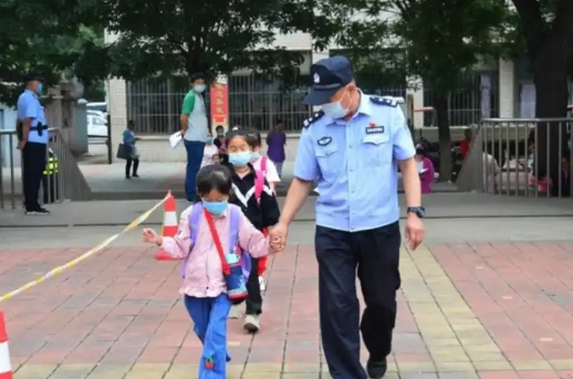 女孩走失，汤阴民警化身暖心奶爸