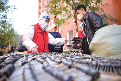 郑州富士康首批新员工入住公寓后生活物资不缺，吃住有保障