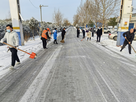 郏县农村公路管理所对结冰路面铲冰除雪保畅通