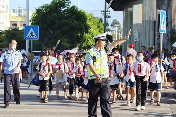 新学期拍了拍你丨警察蓝 护航新学期