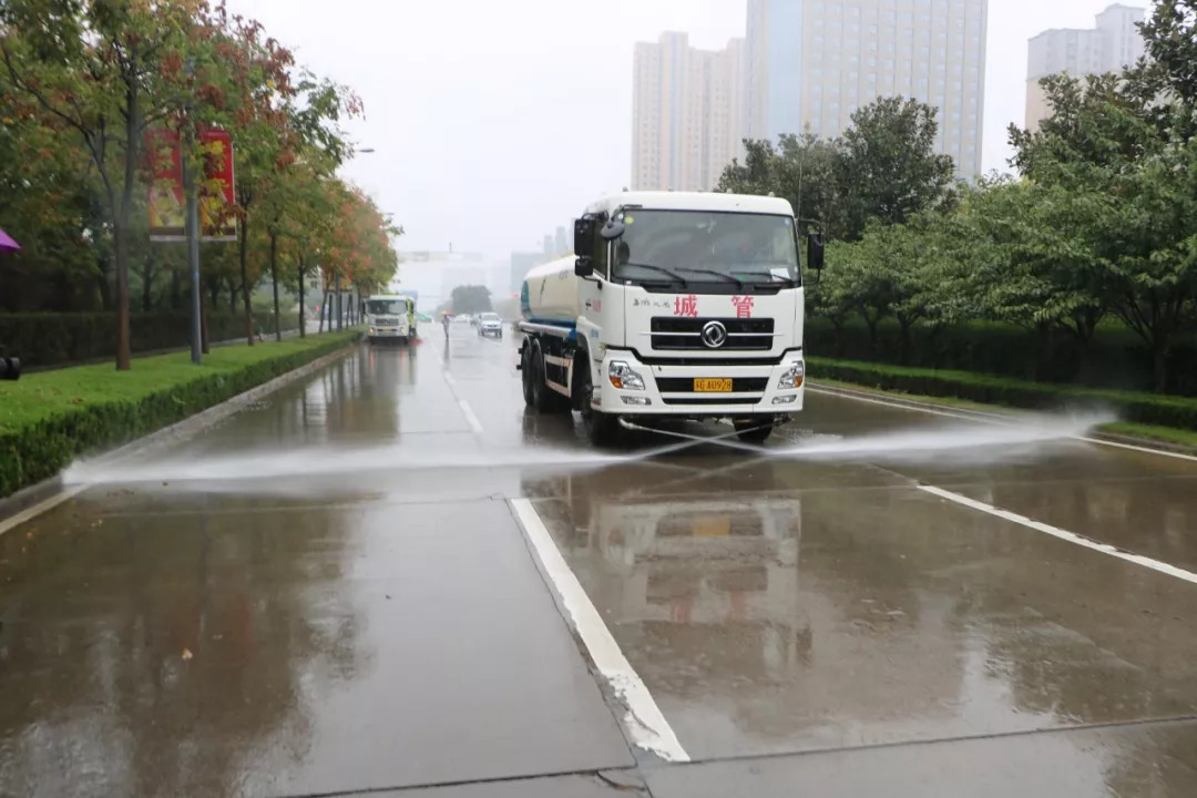 雨天上路的“洒水车”到底在干啥活儿?