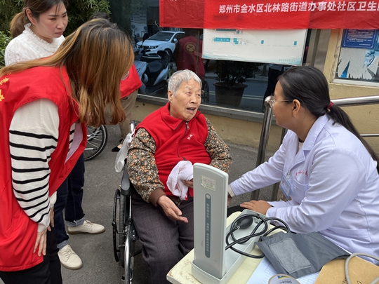 郑州市北林路街道广电社区：情暖重阳节 义诊送健康